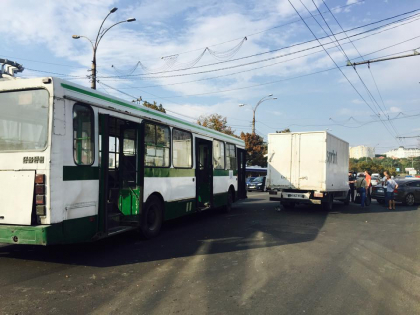 Un autobuz de linie s-a ciocnit cu un Mercedes, iar acesta a lovit o alta masina in apropiere de Circ - GALERIE FOTO