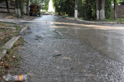 O strada din capitala inundata dupa ce o teava de apa s-a spart - GALERIE FOTO O strada din capitala inundata dupa ce o teava de apa s-a spart - GALERIE FOTO