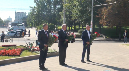 Oficialii depun flori cu ocazia sarbatorii "Limbii Romane" - GALERIE FOTO
