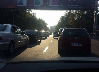 1 septembrie incepe cu ambuteiaje. Pe unele strazi din capitala se circula bara la bara - FOTO 1 septembrie incepe cu ambuteiaje. Pe unele strazi din capitala se circula bara la bara - FOTO