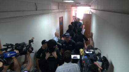 Platon, prezent la judecatoria Buiucani a strigat din nou pe holuri: "Plahotniuc vrea sa scape de responsabilitatea ca a furat miliardul". Sotia fostului deputat, fosta miss Ucraina, a venit la Chisinau - FOTO