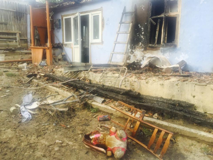 Casa unei familii cu 3 copii, distrusa in totalitate de un incendiu, care ar fi izbucnit in urma unui scurtcircuit - GALERIE FOTO