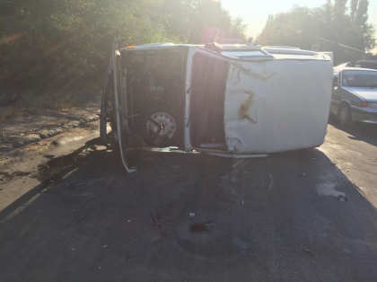 Grav accident pe strada Petricani din capitala. Un automobil s-a inversat, iar altul a ajuns in stalpul de electricitate: Ambii soferi au fost transportati la spital - GALERIE FOTO