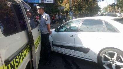 Nu au putut imparti carosabilul! Un Audi s-a ciocnit cu o masina a politie intr-o intersectie din capitala - FOTO