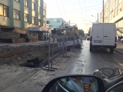 Un troleibuz a cazut in aceasta dimineata intr-un sant sapat pe o strada din capitala. Ce spun autoritatile - GALERIE FOTO