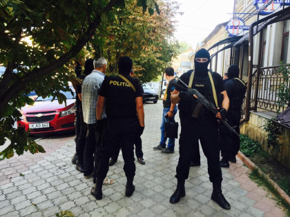 Retineri cu mascati pe o strada din capitala: un barbat, incatusat - GALERIE FOTO