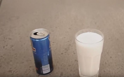 Ce se intampla cand torni energizant intr-un pahar cu lapte. Un video a devenit viral pe Internet