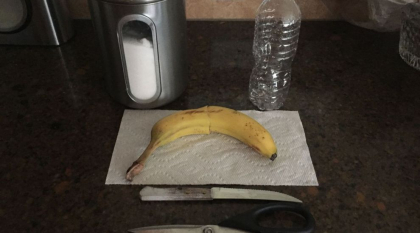A taiat o banana si a pus-o intr-o sticla goala de apa. Ce s-a intamplat dupa o saptamana. Rezultatul a fost unul genial A taiat o banana si a pus-o intr-o sticla goala de apa. Ce s-a intamplat dupa o saptamana. Rezultatul a fost unul genial