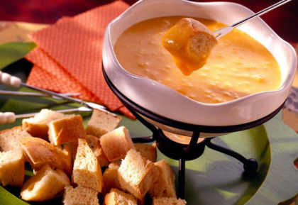 Fondue cu bere si branza Cheddar Fondue cu bere si branza Cheddar
