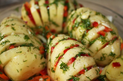 "Cartofi boieresti - mananci de nu te mai opresti!" Se prepara simplu si sunt perfecti atat ca garnitura, cat si ca salata