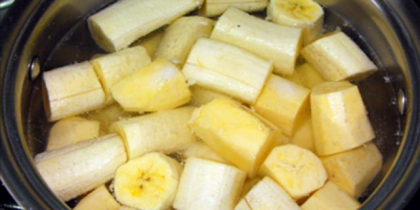 Fierbe banane inainte de culcare si fa-le ceai! Apoi bea-l si nu o sa iti vine sa crezi ce efect are asupra ta