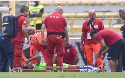 Ghinion pentru Artur Ionita. Fotbalistul moldovean de la Cagliari a fost scos pe targa dupa ce s-a accidentat grav intr-un meci din Campionatul Italiei - FOTO