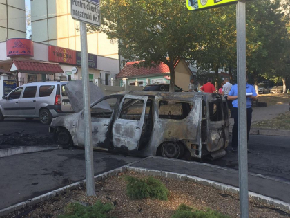O masina, mistuita de flacari pe o strada din capitala: Incendiul s-a extins si a ajuns si la un alt automobil parcat in apropiere - FOTO O masina, mistuita de flacari pe o strada din capitala: Incendiul s-a extins si a ajuns si la un alt automobil parcat in apropiere - FOTO