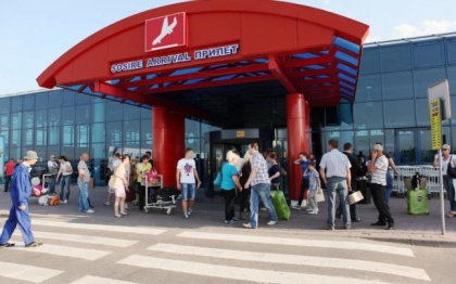 S-a apropiat de politistii de frontiera si le-a spus ca arunca in aer Aeroportul din Chisinau. Barbatul a fost imediat incatusat - ce il nemultumise pe individ S-a apropiat de politistii de frontiera si le-a spus ca arunca in aer Aeroportul din Chisinau. Barbatul a fost imediat incatusat - ce il nemultumise pe individ