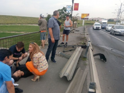 O reporterita de la o televiziune din Bucuresti, lovita de o masina in timpul unei relatari. FOTO O reporterita de la o televiziune din Bucuresti, lovita de o masina in timpul unei relatari. FOTO