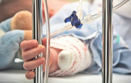 Un copil de trei ani, transportat la spital dupa ce a inghitit otrava pentru sobolani