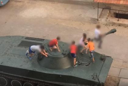 Au improvizat un parc de distractii pe... turela unui tanc. Cativa copii au folosit pe post de carusel o blindata adevarata - VIDEO Au improvizat un parc de distractii pe... turela unui tanc. Cativa copii au folosit pe post de carusel o blindata adevarata - VIDEO