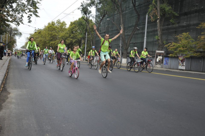 Sute de ciclisti au luat cu asalt strazile din capitala - GALERIE FOTO Sute de ciclisti au luat cu asalt strazile din capitala - GALERIE FOTO