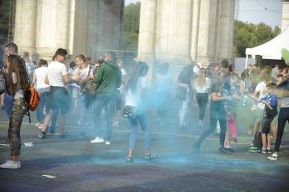 Distractie, muzica si... multa culoare in centrul capitalei. Cum se distreaza tinerii la Festivalul Culorilor - FOTO Distractie, muzica si... multa culoare in centrul capitalei. Cum se distreaza tinerii la Festivalul Culorilor - FOTO