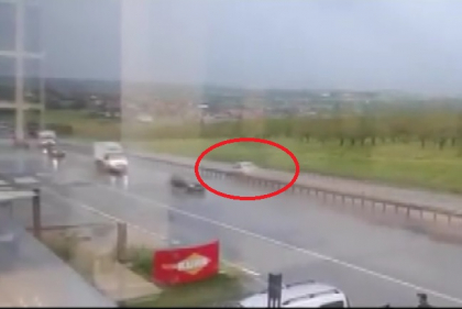 Momentul in care un sofer se roteste, se inverseaza de cateva ori cu masina si ajunge in sant la intrarea in Magdacesti. Reactia autorilor imaginilor: "Iata, este accidentul" - VIDEO Momentul in care un sofer se roteste, se inverseaza de cateva ori cu masina si ajunge in sant la intrarea in Magdacesti. Reactia autorilor imaginilor: "Iata, este accidentul" - VIDEO