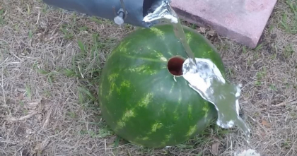A turnat aluminiu topit intr-un pepene rosu. A ramas uimit de experiment - VIDEO A turnat aluminiu topit intr-un pepene rosu. A ramas uimit de experiment - VIDEO