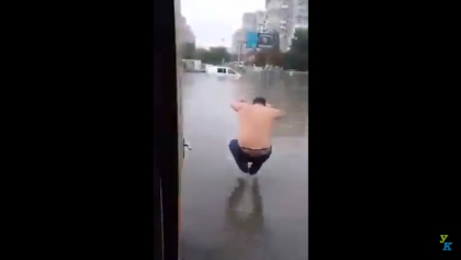 Imagini incredibile din Odesa. Vezi cum a profitat un barbat de puhoiul de apa care a acoperit orasul - VIDEO Imagini incredibile din Odesa. Vezi cum a profitat un barbat de puhoiul de apa care a acoperit orasul - VIDEO