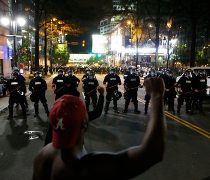 Stare de urgenta in Carolina de Nord: Garda Nationala, activata dupa a doua noapte de proteste. Un civil a fost impuscat Stare de urgenta in Carolina de Nord: Garda Nationala, activata dupa a doua noapte de proteste. Un civil a fost impuscat