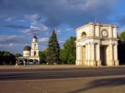 S-au distrat, au dansat si s-au improscat cu culori pana la... arcul de Triumf din PMAN. Cum arata acesta dupa Festivalul Culorilor - GALERIE FOTO