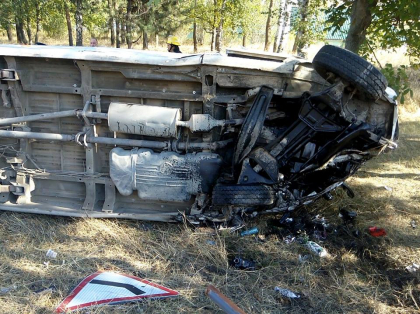 Grav accident in apropiere de Sociteni. Un microbuz plin cu pasageri s-a rasturnat: Cel putin 14 persoane, transportate la spital Grav accident in apropiere de Sociteni. Un microbuz plin cu pasageri s-a rasturnat: Cel putin 14 persoane, transportate la spital