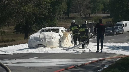 O Toyota Camry, in flacari dupa ce a explodat rezervorul cu combustibil: a fost stinsa cu multa... spuma. Soferul se afla in automobil - GALERIE FOTO O Toyota Camry, in flacari dupa ce a explodat rezervorul cu combustibil: a fost stinsa cu multa... spuma. Soferul se afla in automobil - GALERIE FOTO