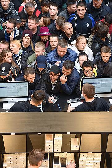 Isterie in Rusia. Sute de oameni si-au facut loc cu coatele pentru noul iPhone - GALERIE FOTO Isterie in Rusia. Sute de oameni si-au facut loc cu coatele pentru noul iPhone - GALERIE FOTO