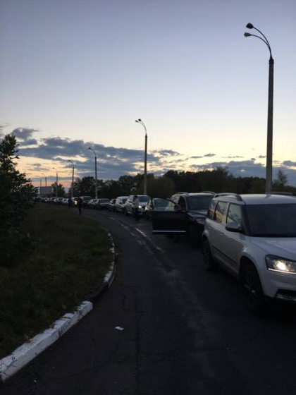 Cozi, nervi si asteptare interminabila in vama Albita. Testul rabdarii pentru oamenii care intra in tara: "Este inadmisibil. Sunt femei gravide" - FOTO Cozi, nervi si asteptare interminabila in vama Albita. Testul rabdarii pentru oamenii care intra in tara: "Este inadmisibil. Sunt femei gravide" - FOTO
