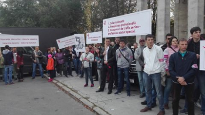 Protest pe Aeroportul Chisinau: Controlorii de zbor, indignati de retinerea salariilor - FOTO Protest pe Aeroportul Chisinau: Controlorii de zbor, indignati de retinerea salariilor - FOTO
