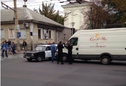 Accident in centrul capitalei. Un camion a lovit o masina a politiei - FOTO Accident in centrul capitalei. Un camion a lovit o masina a politiei - FOTO