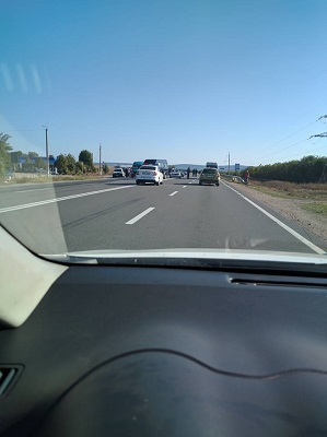 Grav accident pe traseul Orhei-Balti. Un microbuz cu pasageri s-a ciocnit violent cu un automobil: Un sofer a fost transportat de urgenta la spital - FOTO