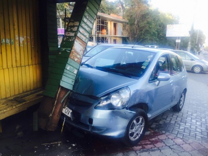 Cum a ajuns o Honda intr-o statie de autobuz. Accident in lant pe o strada din capitala - GALERIE FOTO Cum a ajuns o Honda intr-o statie de autobuz. Accident in lant pe o strada din capitala - GALERIE FOTO