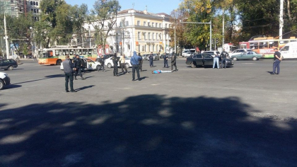 Descinderi in centrul capitalei. Momentul in care doi barbati sunt scosi dintr-un BMW si sunt pusi la pamant de mascati: Ce urmau sa vanda - FOTO Descinderi in centrul capitalei. Momentul in care doi barbati sunt scosi dintr-un BMW si sunt pusi la pamant de mascati: Ce urmau sa vanda - FOTO