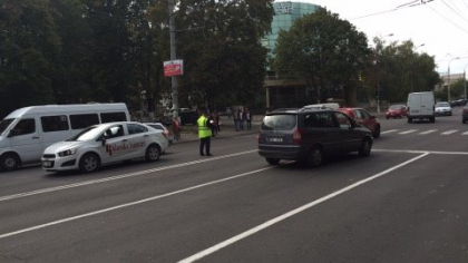 O femeie cu un copil in brate a fost lovita in plin de un Chevrolet pe o strada din capitala: Ambii au fost transportati de urgenta la spital - FOTO