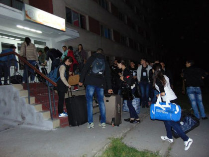 Incepe noul an universtar in Romania, iar caminele au fost luate cu asalt: Studentii din Republica Moldova si Ucraina au venit la Galati cu zacusca si ursuleti de plus - FOTO Incepe noul an universtar in Romania, iar caminele au fost luate cu asalt: Studentii din Republica Moldova si Ucraina au venit la Galati cu zacusca si ursuleti de plus - FOTO