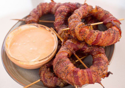 Inele de ceapa invelite in bacon! Un deliciu pe care trebuie sa-l incerci