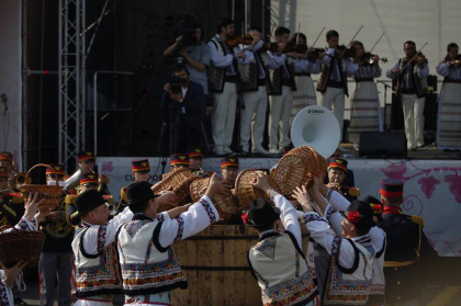 In PMAN azi se canta si se danseaza cu un paharel de vin moldovenesc. Vezi cum se sarbatoreste Ziua Vinului in centrul capitalei - GALERIE FOTO