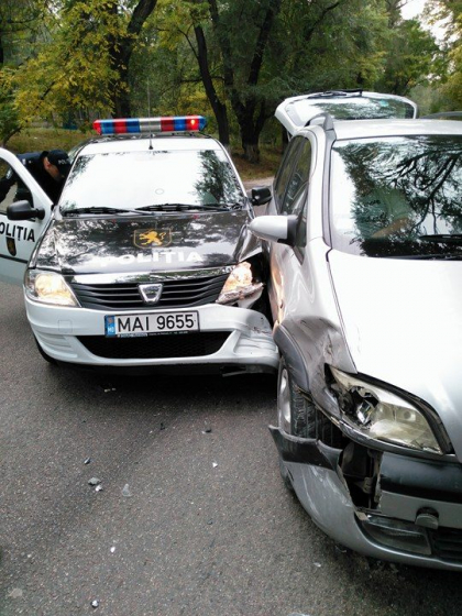 Accident pe soseaua Muncesti. O masina a politiei s-a ciocnit violent cu un Opel - VIDEO/GALERIE FOTO