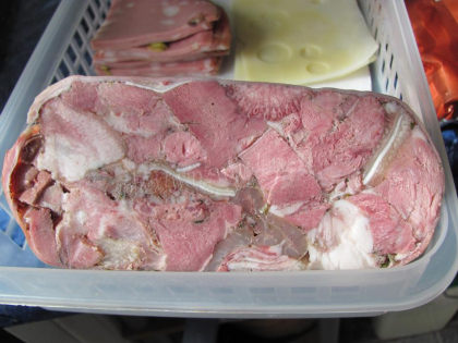 A cumparat o bucata de toba si cand a taiat-o a ramas SOCATA! Vezi ce a gasit femeia in interiorul ei - FOTO A cumparat o bucata de toba si cand a taiat-o a ramas SOCATA! Vezi ce a gasit femeia in interiorul ei - FOTO