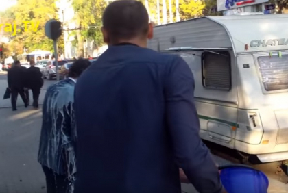 Activistul care a varsat lapte peste ministrul Finantelor isi va petrece urmatoarele 25 de zile in izolator - VIDEO