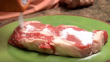 Toarna bicarbonat de sodiu pe carnea cruda. Motivul? Este adevaratul secret al bucatarilor