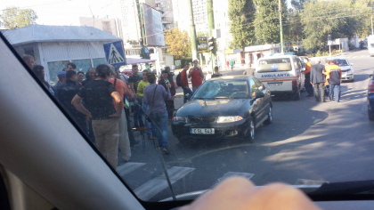 Un barbat a fost lovit in plin de un Mitsubishi pe o strada din capitala. Politia se afla la fata locului - FOTO Un barbat a fost lovit in plin de un Mitsubishi pe o strada din capitala. Politia se afla la fata locului - FOTO
