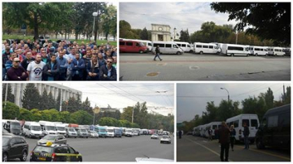 Cu microbuzele la protest. Zeci de soferi, nemultumiti ca nu pot activa dupa cateva modificari la legislatie, si-au parcat vehiculele in fata Guvernului - GALERIE FOTO