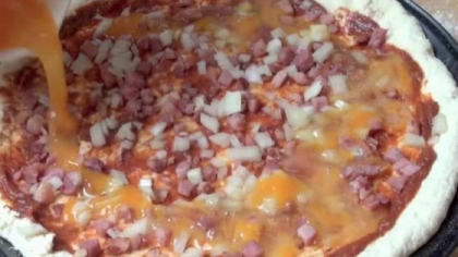 A turnat niste oua batute peste o portie de pizza si a bagat-o la cuptor: Rezultatul a fost unul genial A turnat niste oua batute peste o portie de pizza si a bagat-o la cuptor: Rezultatul a fost unul genial