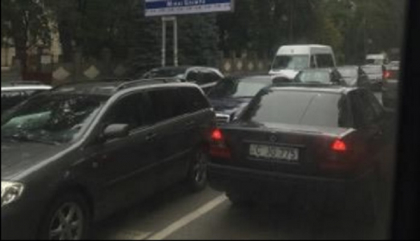 Sectorul Buiucani al capitalei, paralizat: pe mai multe strazi, transportul sta blocat in trafic, iar pe altele se circula bara la bara - FOTO Sectorul Buiucani al capitalei, paralizat: pe mai multe strazi, transportul sta blocat in trafic, iar pe altele se circula bara la bara - FOTO