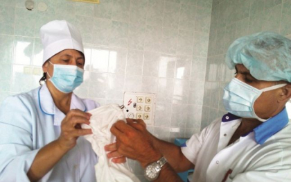 O adolescenta, adusa la spital dupa ce a incercat sa se sinucida, a sarit la bataie la medici, iar apoi a vrut sa se arunce peste geamul institutiei. Cum s-a intamplat totul